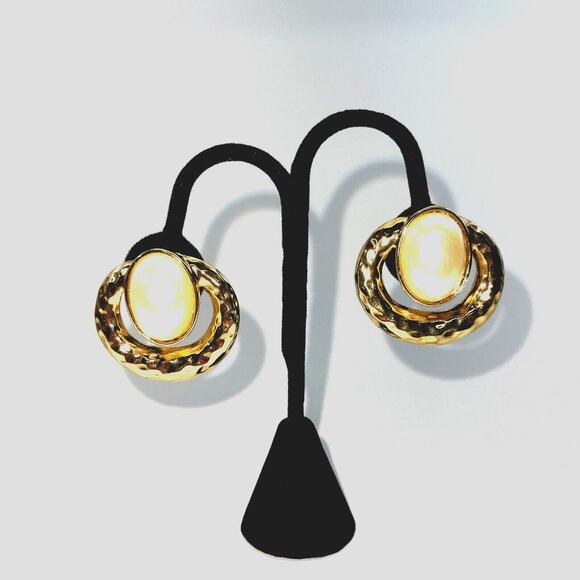 Vintage Earrings Clip On Hammered Heavy Gold Tone Faux Pearl Cabochon B#18 - Picture 2 of 8